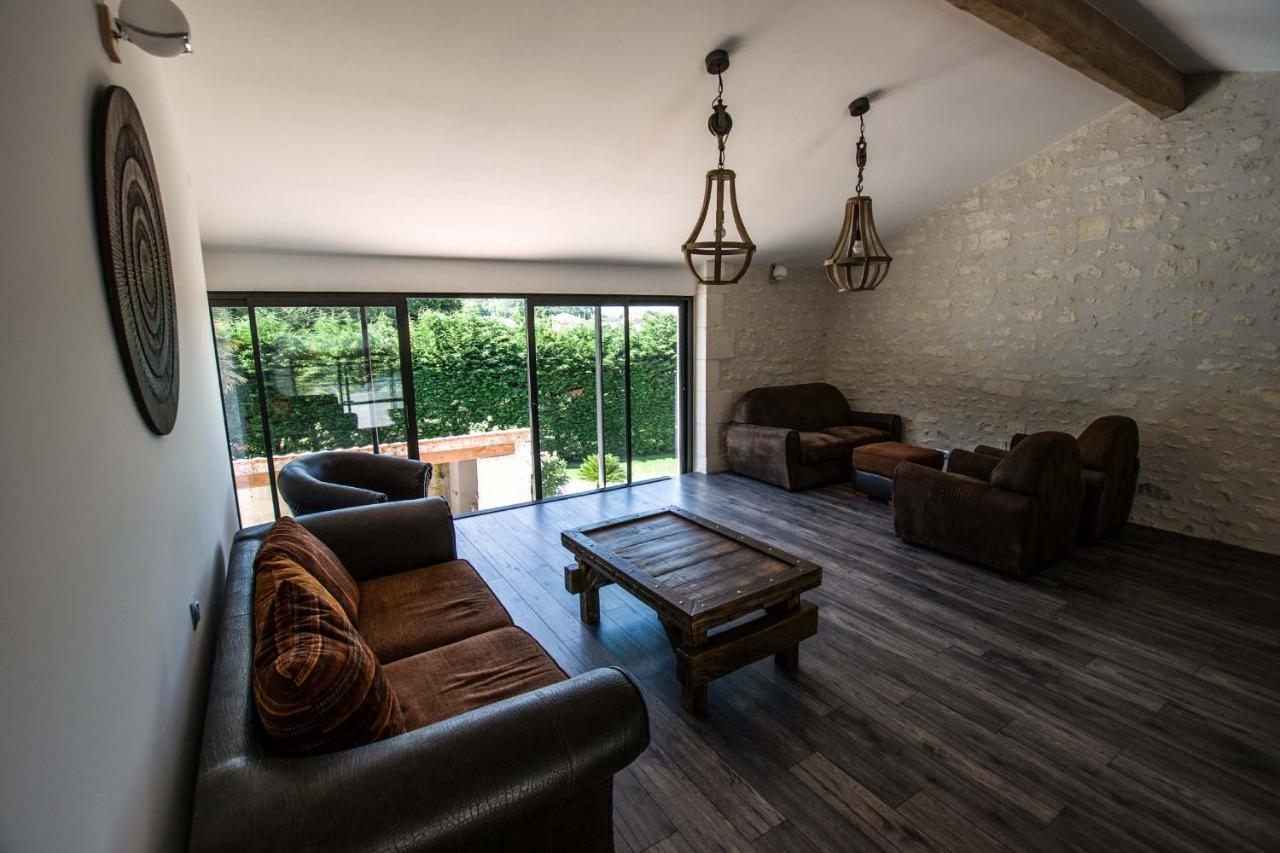 Chaniers Les Cuves - Saintes Bed & Breakfast エクステリア 写真