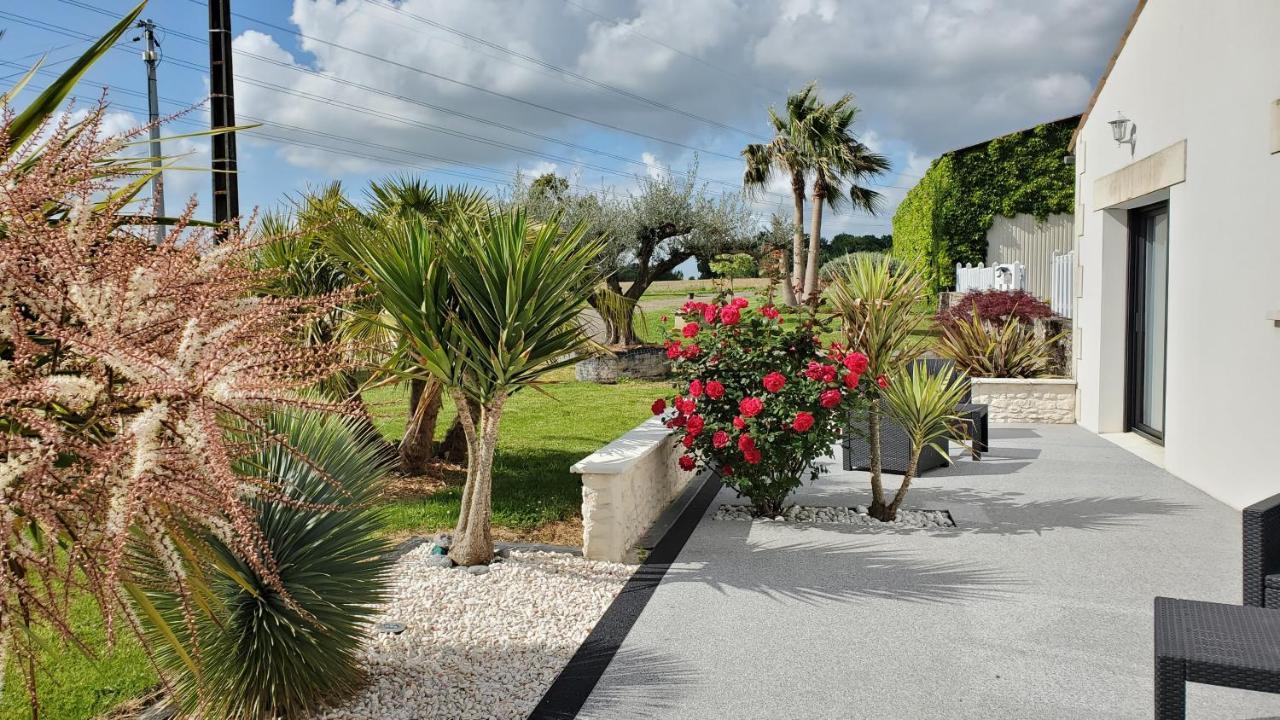 Chaniers Les Cuves - Saintes Bed & Breakfast エクステリア 写真